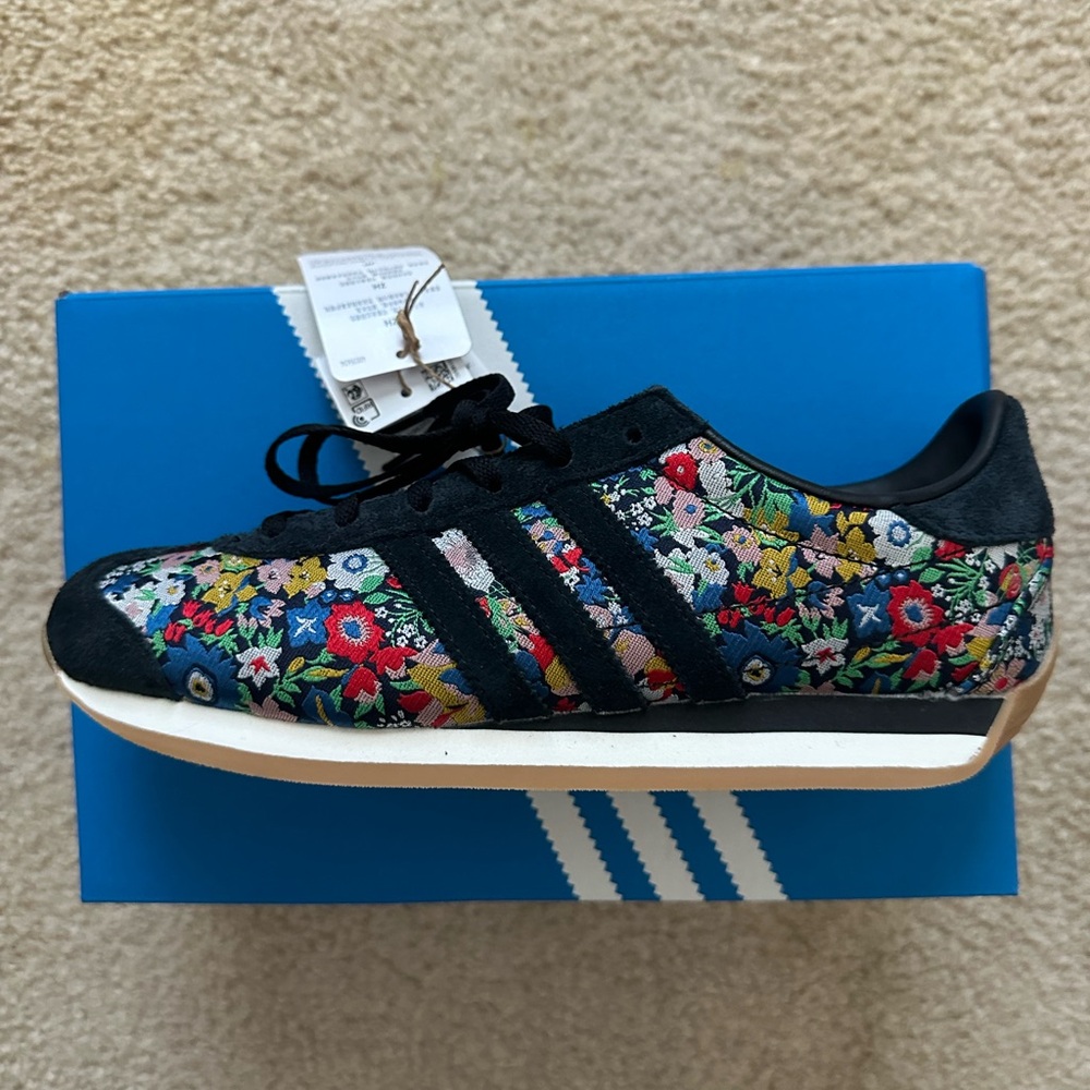 BNIB adidas women x liberty blue country sneaker size 7